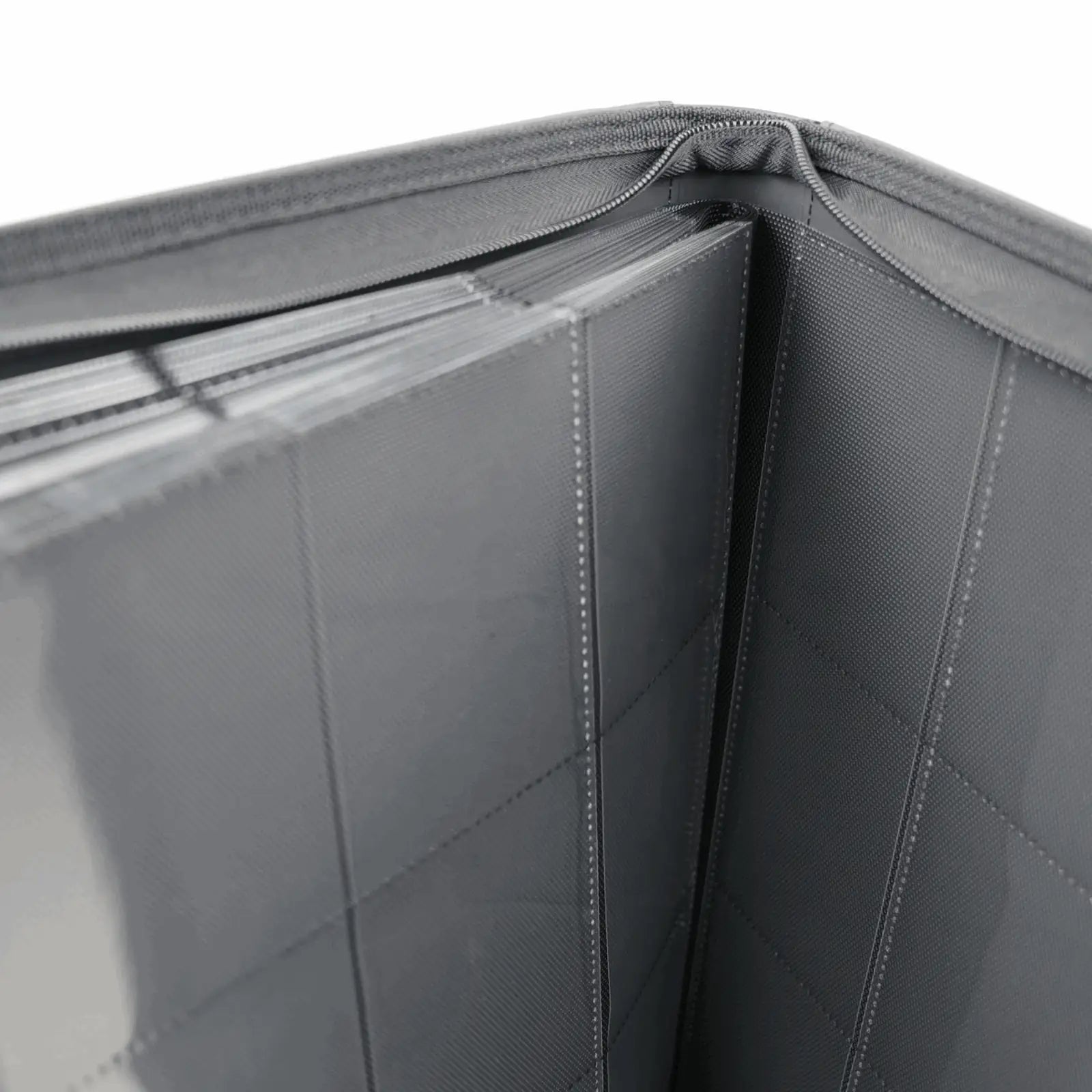 cardcosmos - 9 Pocket Zip Premium Leather Binder - Schwarz/Silber